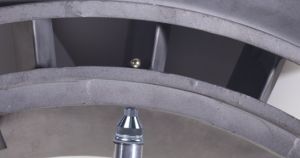 对24.1毫米的航天器铸件进行测量